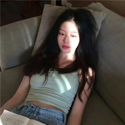 她背后的那双手